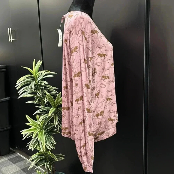 Ariat Bandit Town Horse roping print, scoop neck, long sleeve soft stretch top - Picture 4 of 10